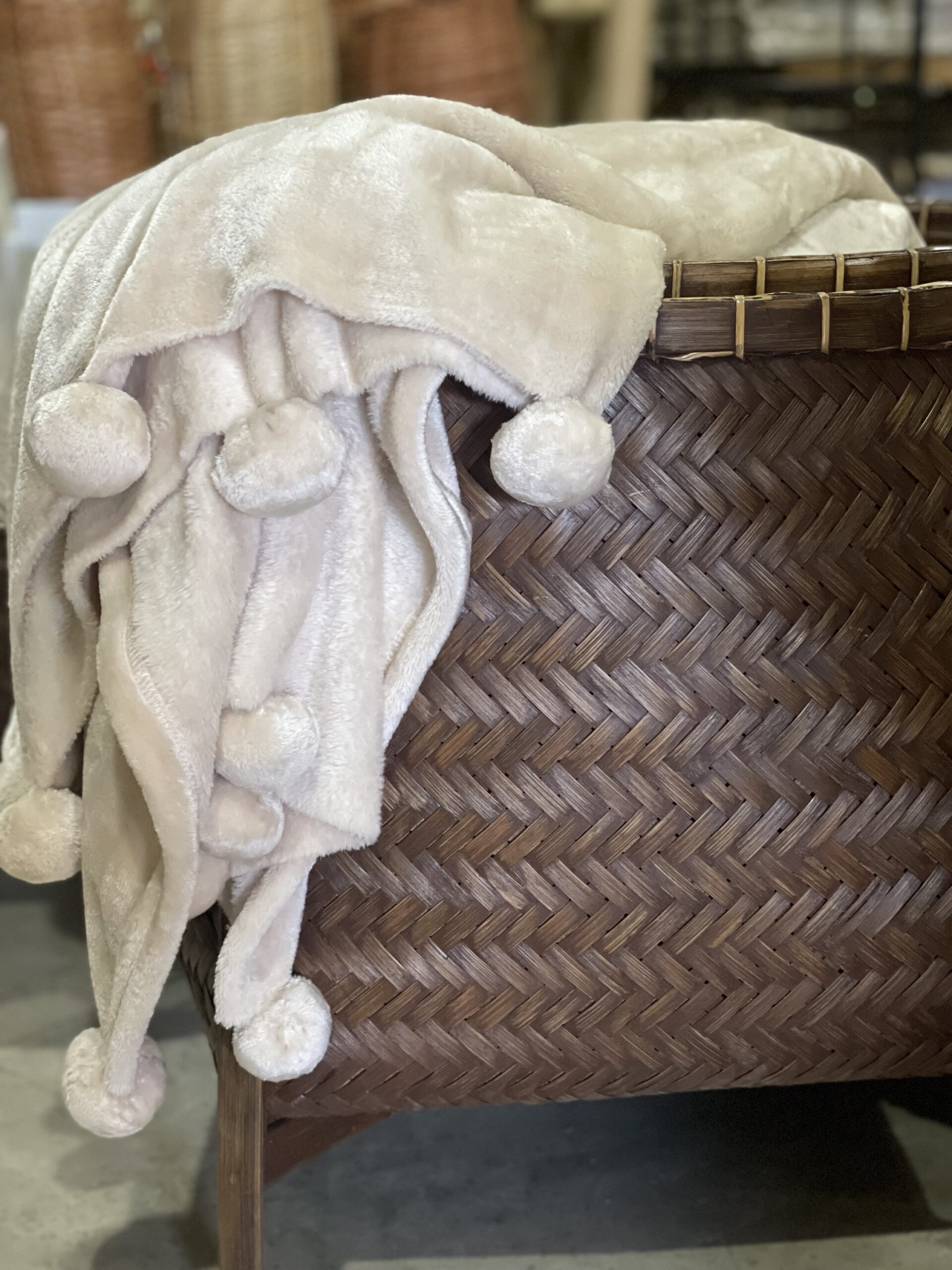 Manta peluche pompon - Imagen 3