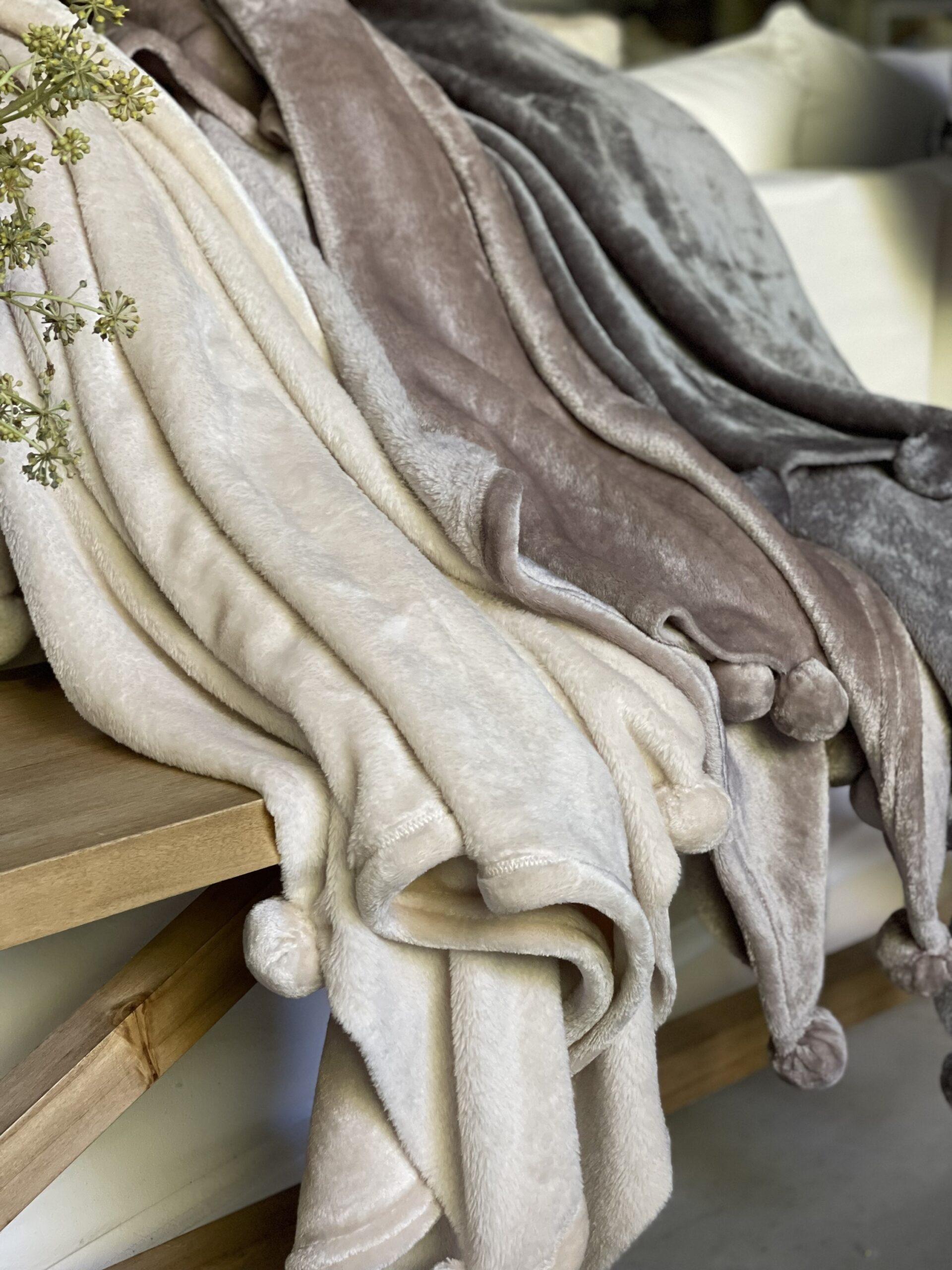 Manta peluche pompon - Imagen 4