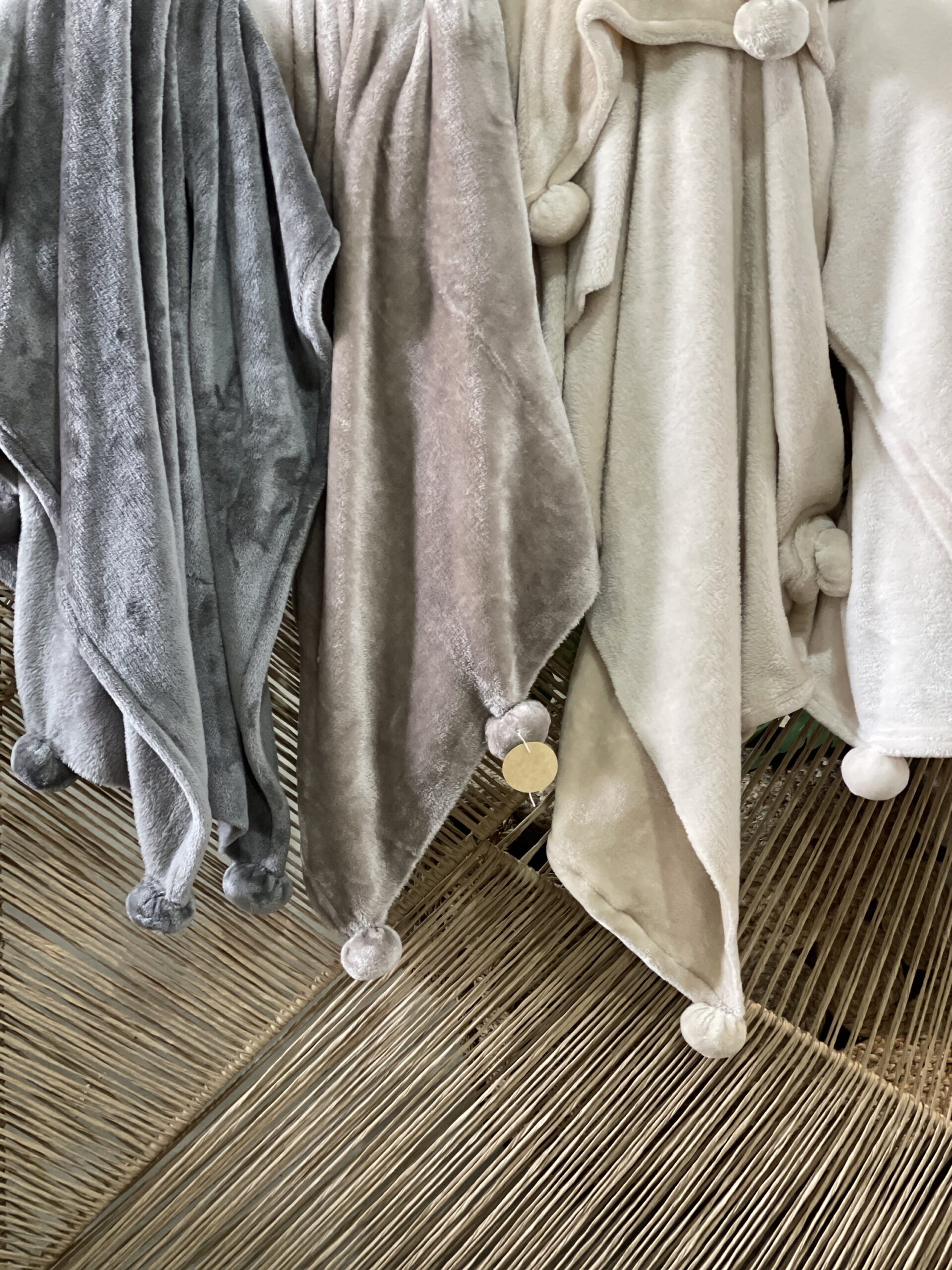 Manta peluche pompon